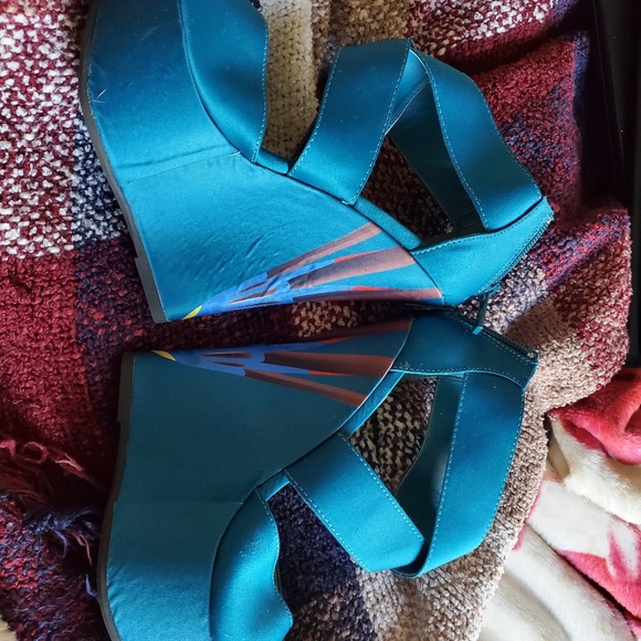 EUCDollHouse Wedges (Peacock Style)$22 - Picture 2 of 3